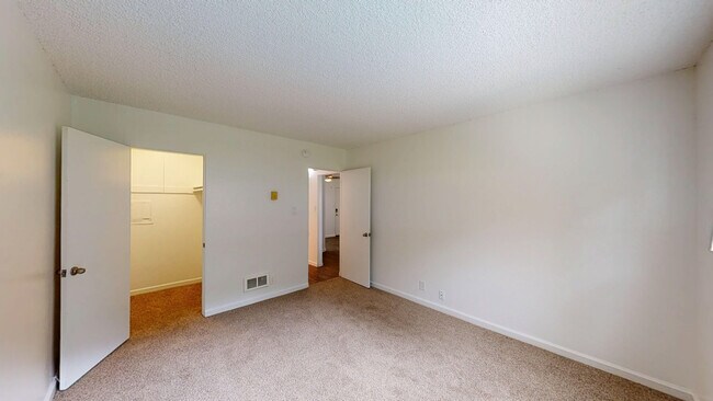 Building Photo - 1827 Lincoln Ave