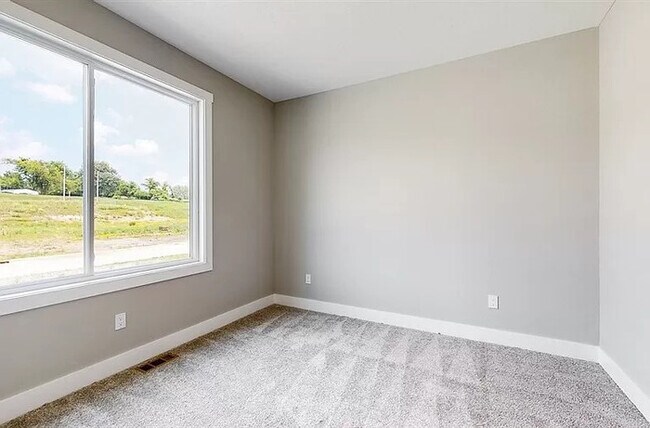 Building Photo - 520 Meadows Ct
