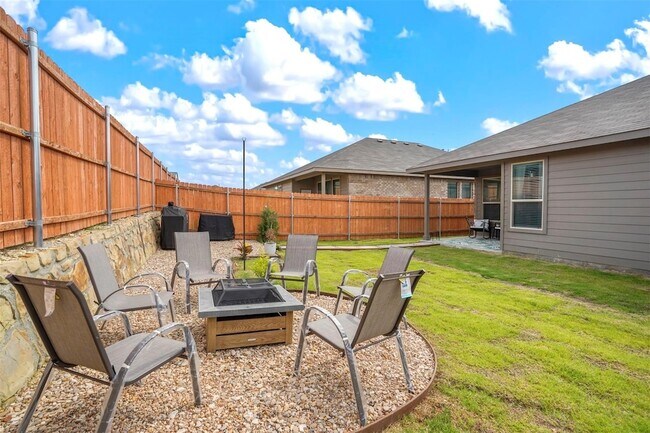 Building Photo - 8916 Old Rawhide Ln