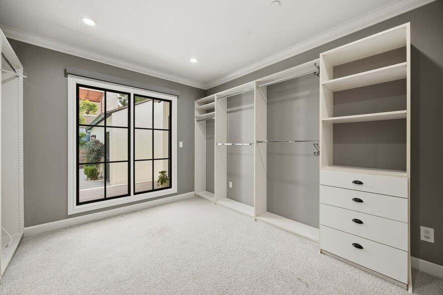 Building Photo - Beautiful Two-Story Burbank Home with Pool, Hardwood Floors & Guest House