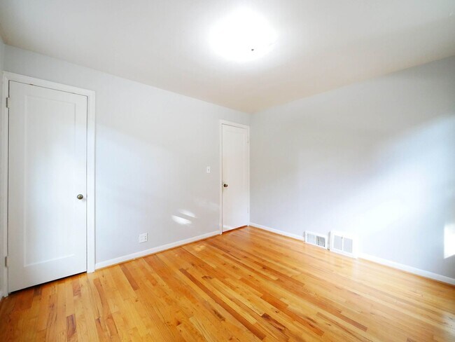 Building Photo - 5 BED & 2.5 BATH SINGLE FAMILY HOUSE FOR RENT