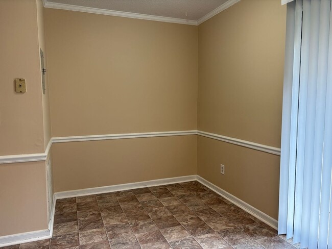 Building Photo - 2 Bedroom, 1.5 Bathroom Condo in Winston-S...