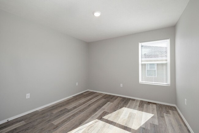 Building Photo - 3 bedroom duplex-Westbury Gardens!