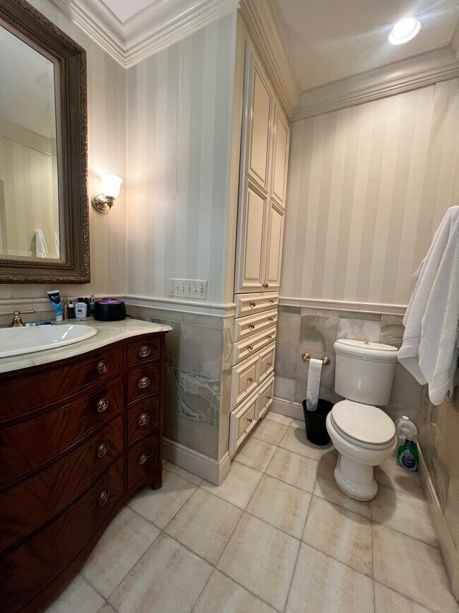 Building Photo - 2008 S Calumet Ave