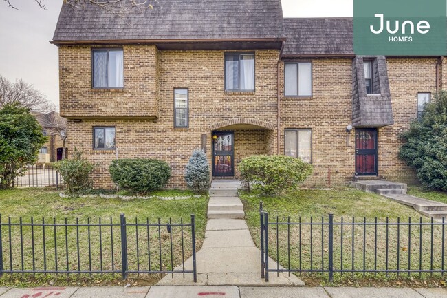 Building Photo - Queen room in 5-bed/2.5-bath Home