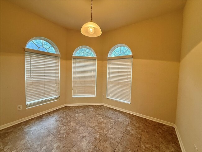 Building Photo - 14802 Fir Knoll Way