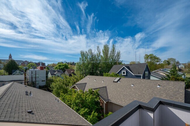 Building Photo - Modern 2BR End-Unit Townhome with Two Rooftop Decks
