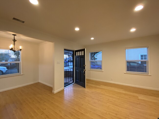 Building Photo - 14716 Daphne Ave