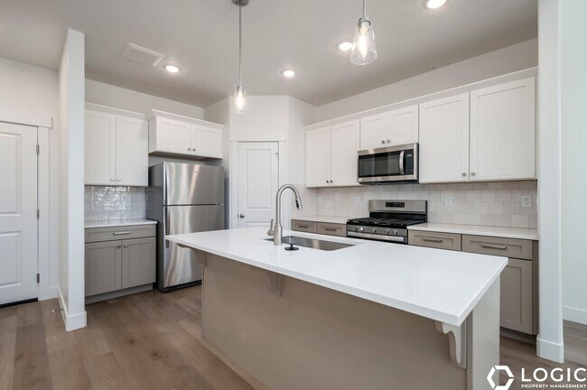 Building Photo - Brand New Row End Townhome in Lehi Utah!
