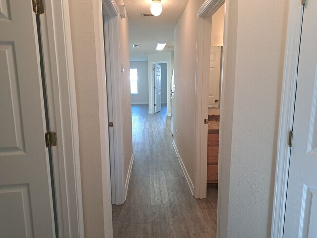 Building Photo - 3BR/2BA home with 2 car garage and privacy...