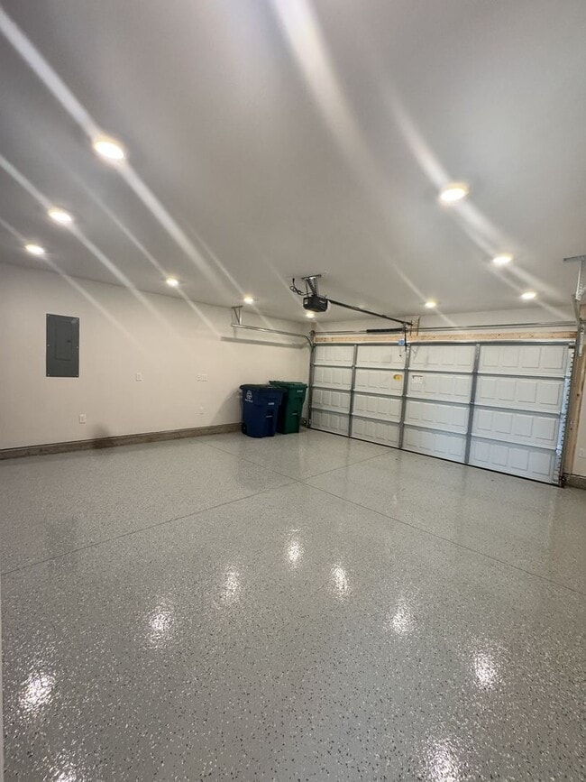 Building Photo - ***** $200 OFF FIRST MONTH RENT *****