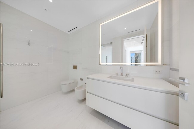 Building Photo - 300 Biscayne Blvd Way