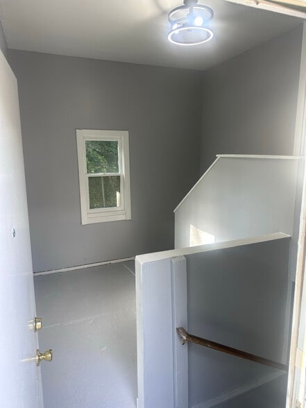 Building Photo - 980 Barney Ave