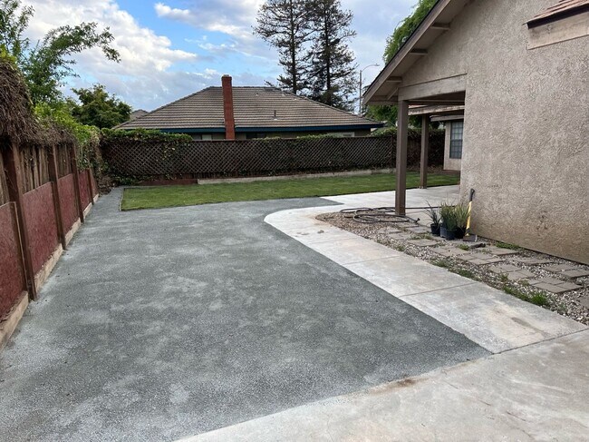 Building Photo - 407 Hoover Ave