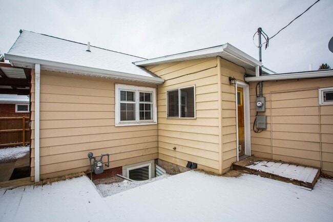 Building Photo - 4 bed/ 3 bath University Rental House ($3,...