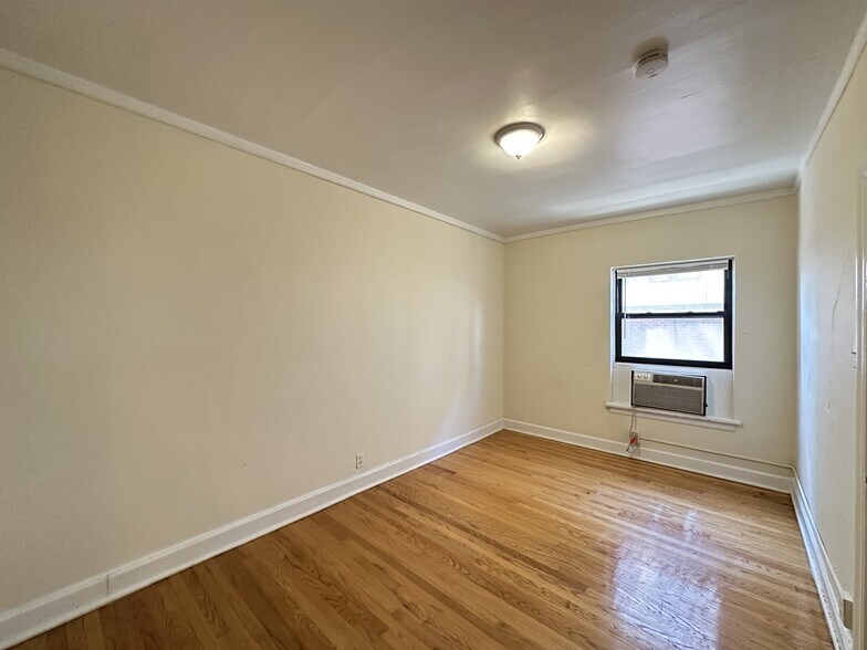 Building Photo - 562 W Arlington Pl