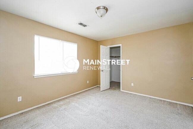 Building Photo - 3 Bedroom Pet-Friendly Home in Crowley, TX with Main Street Renewal