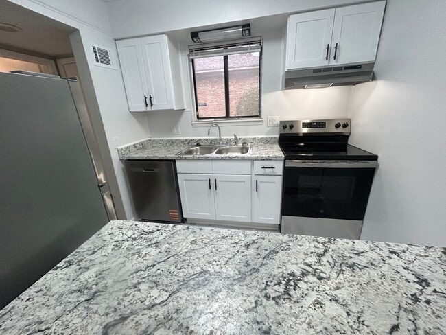 Building Photo - 240 Jamil Rd