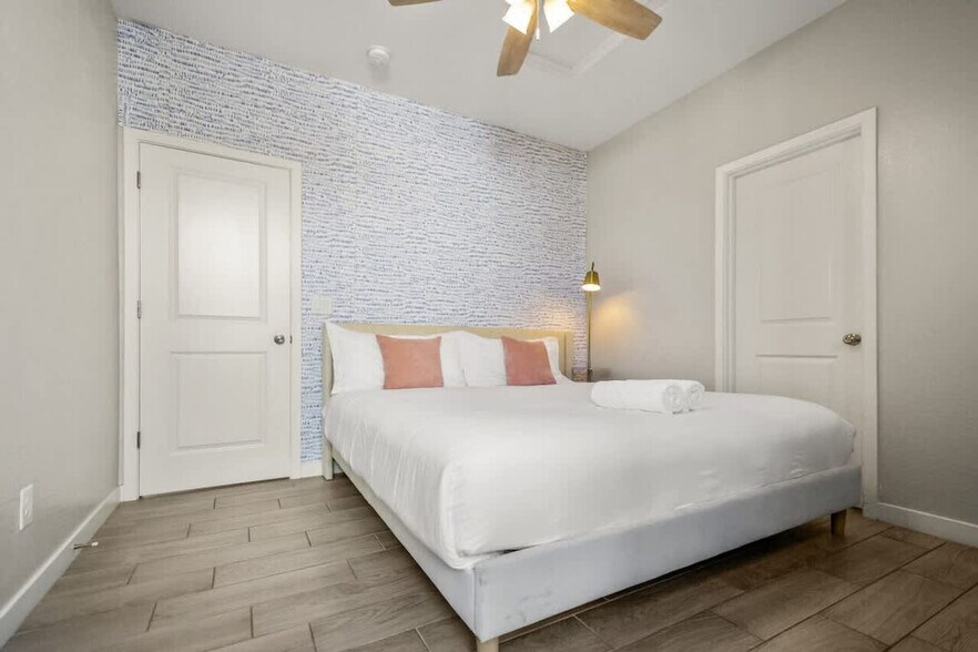 Building Photo - 6606 W Paradise Ln