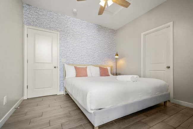 Building Photo - 6606 W Paradise Ln