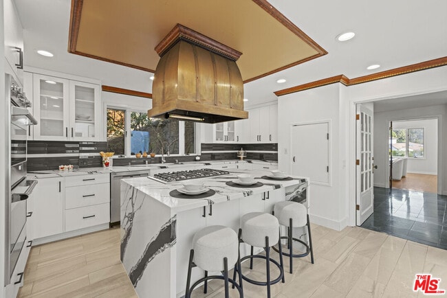 Building Photo - 865 Warner Ave