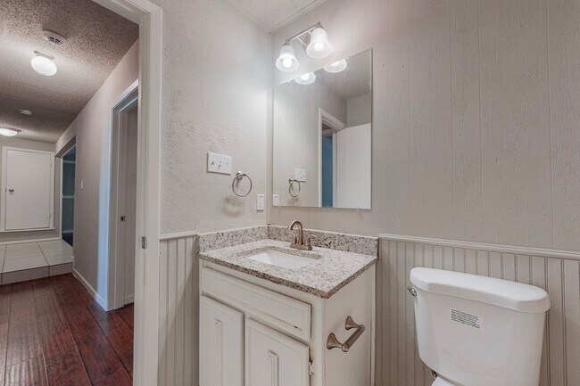 Building Photo - Available June 1st! 3 Bedroom 2 Bath East ...