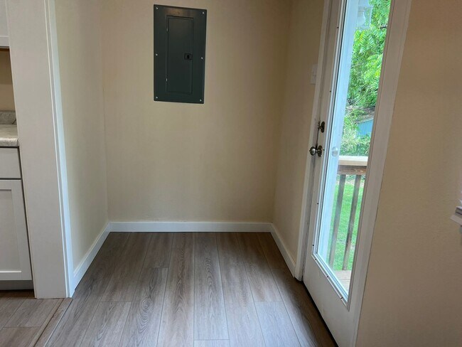 Building Photo - Recently Updated 3 Bedroom near OTC
