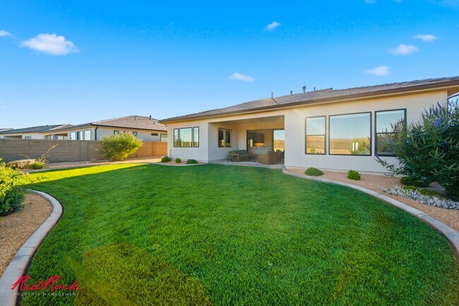 Building Photo - 4 Bedroom Home with Gorgeous Views