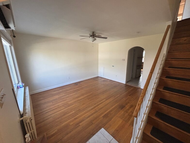 Building Photo - 1917 D St NE