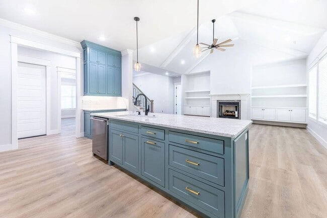 Building Photo - 5 bedroom CUSTOM BUILT home in Elm Springs MUST SEE