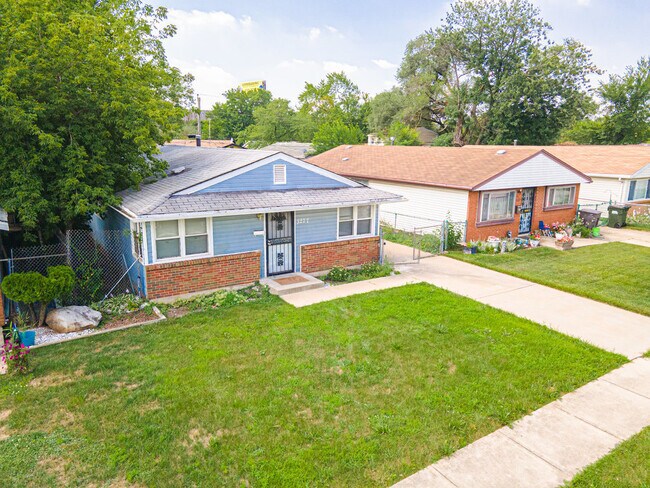 Building Photo - 3227 Nelson Ave