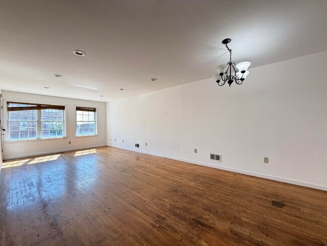 Building Photo - 122 Logan Ave