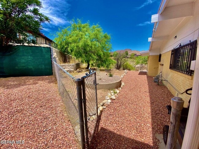 Building Photo - 3213 El Morro Rd