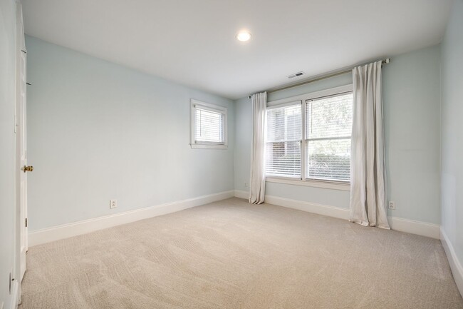 Building Photo - Hard to find Myers Park 2 bed 2 bath 1st f...