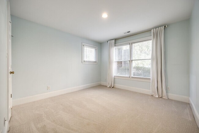 Building Photo - Hard to find Myers Park 2 bed 2 bath 1st floor Gem!