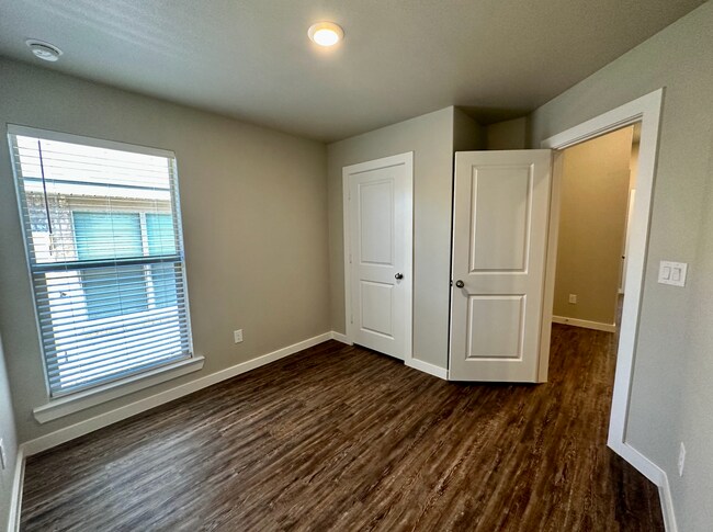 Building Photo - Stylish and Modern 3-Bedroom Duplex for Rent in Desirable Harvest Neighborhood