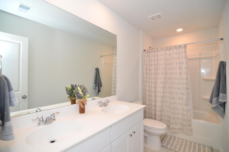 upstairs shared full bath - 333 Matuskovic Dr