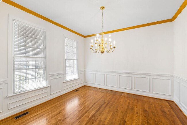 Building Photo - Exceptional 5-Bedroom Residence in the Hea...