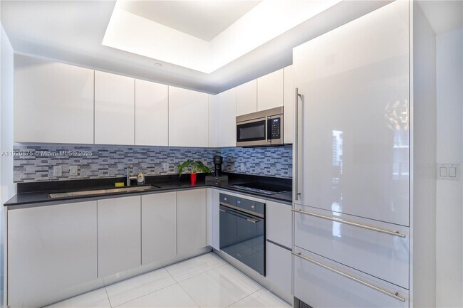 Building Photo - 1010 Brickell Ave