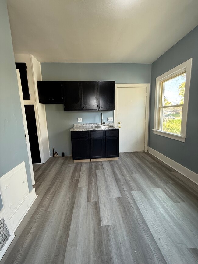 Building Photo - 215 E South St