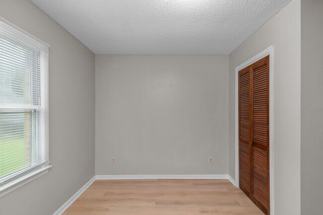 Building Photo - 2 Bedroom 1 Bathroom Duplex