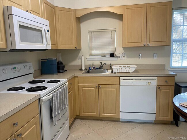 Building Photo - 594 W Montauk Hwy