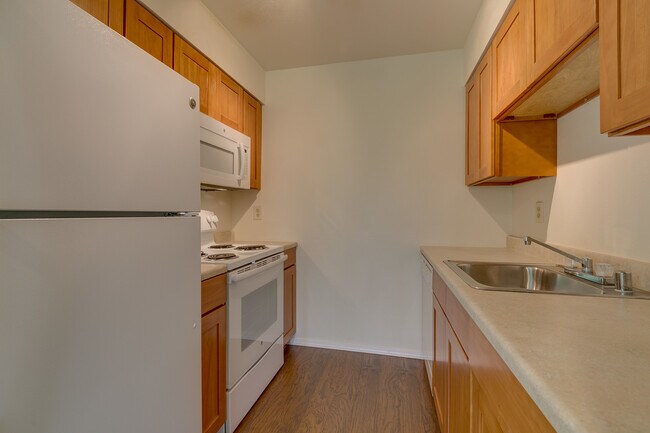 Building Photo - Roomy Remodeled  Kirkland Condo