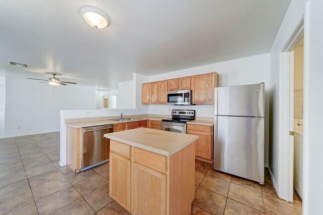 Building Photo - READY TO VIEW NOW! Spacious 3 Bed 2 Bath home in the Estrella Neighborhood