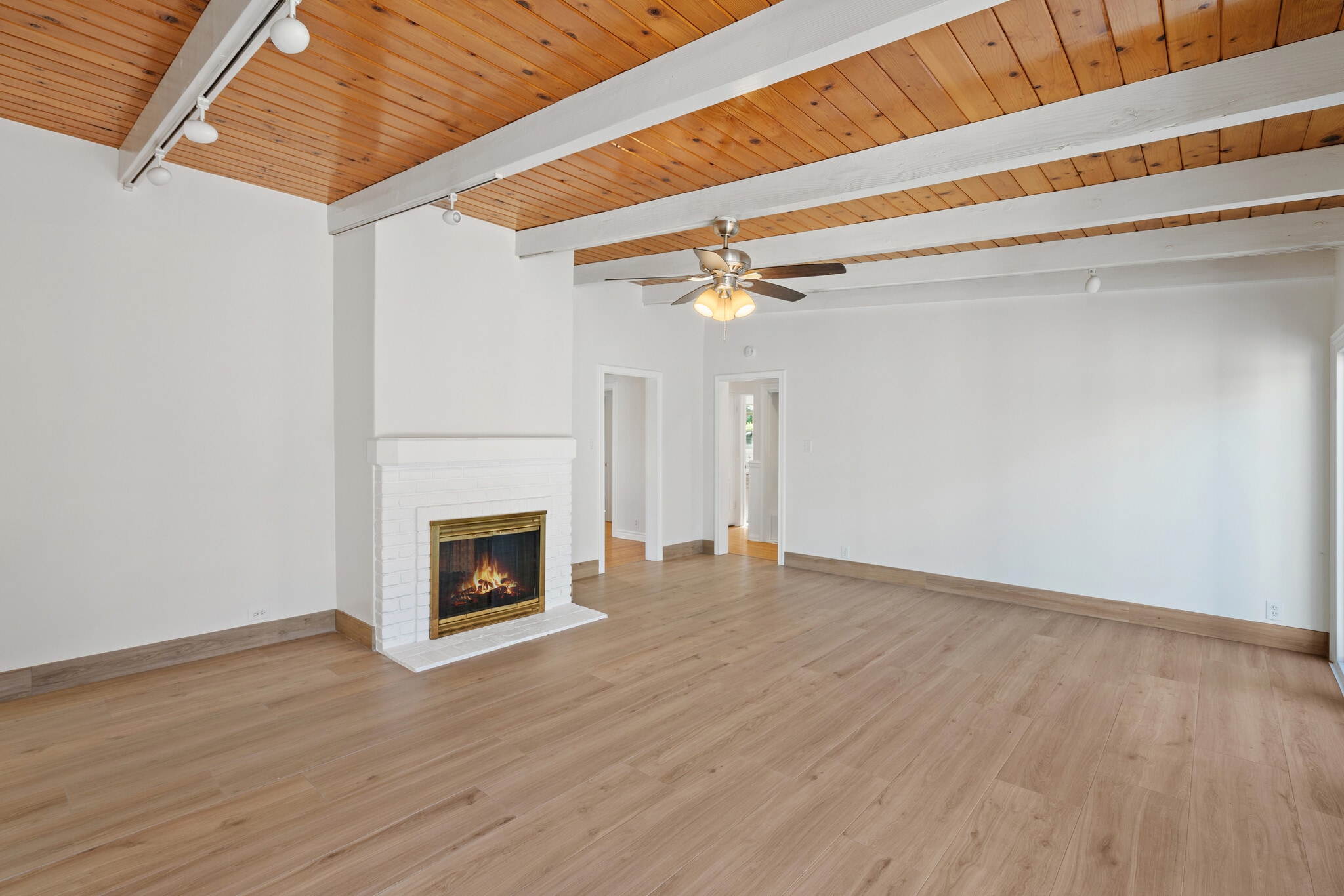 Building Photo - 8757 Encino Ave