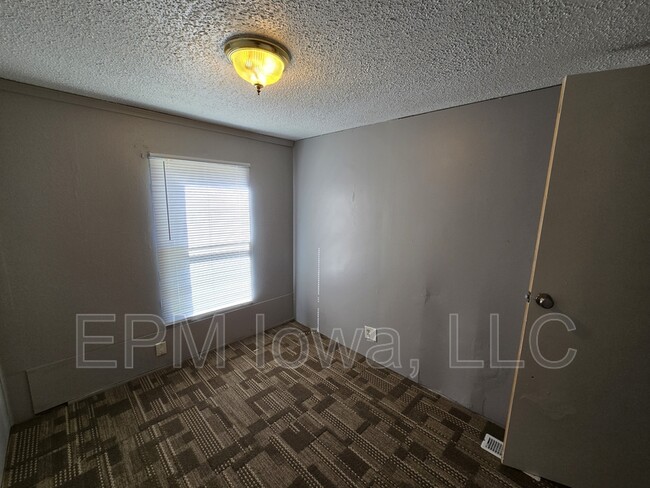 Building Photo - 700 W Ridgeway Ave