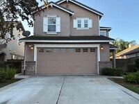 Building Photo - Beautiful 3 Bed 2.5 Bath Brentwood Home