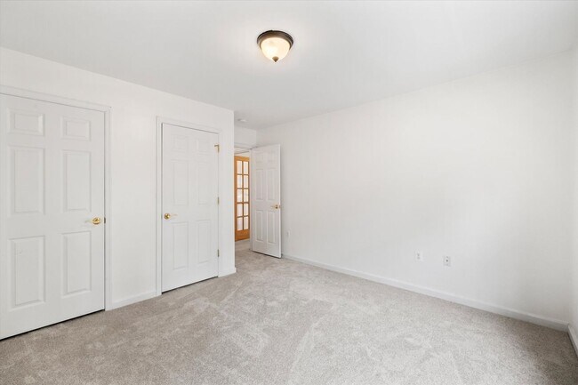 Building Photo - 4107 Lakeview Pkwy
