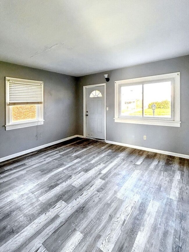 Building Photo - Adorable 3-Bedroom Home with Bright, Invit...