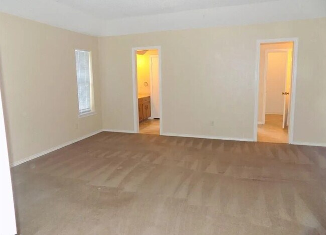 Building Photo - 513 Woodhollow Dr